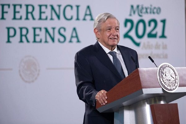 AMLO anuncia que Sedena y Marina tomarán control de aduanas y puertos