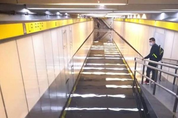 Ante intensas lluvias en CDMX, se inundad Metro La Raza #VIDEO
