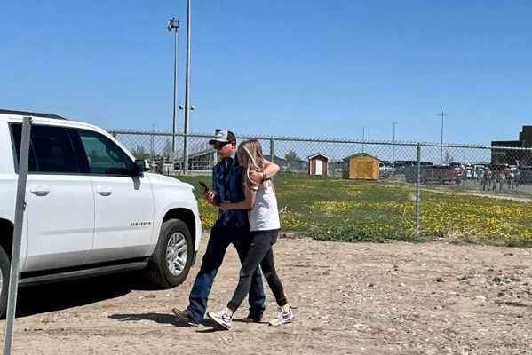 Niña saca pistola de su mochila y dispara a tres personas en escuela de EU