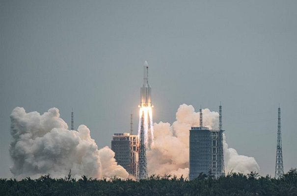 China descarta peligro en caída de restos de cohete "fuera de control"