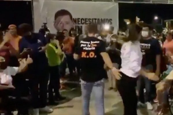 Exhiben a candidato de MC manoseando a su compañera #VIDEO