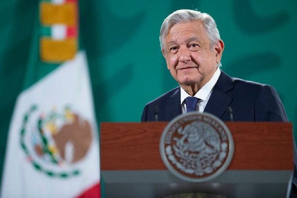 "Al carajo" con tomarse fotos con víctimas, asevera AMLO