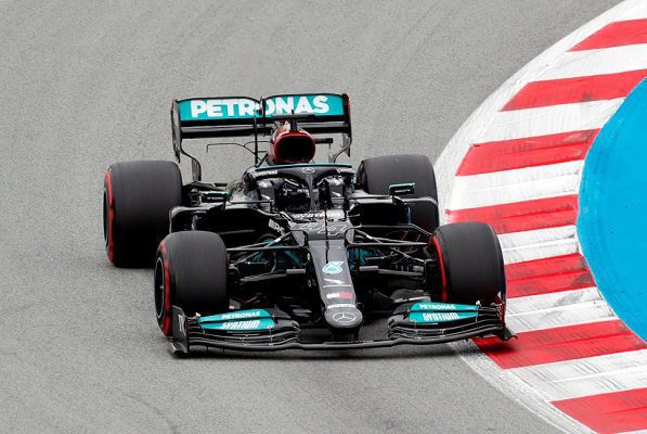 Hamilton gana el Gran Premio de España y 'Checo' Pérez termina quinto