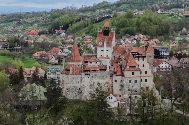 Rumania invita a vacunarse contra el Covid-19 en el castillo de Drácula