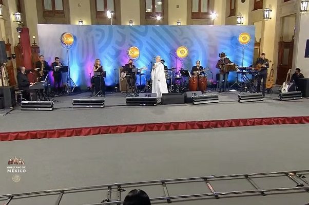 Con concierto en vivo, AMLO dedica la mañanera a las madres de México
