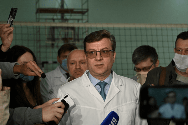 Hallan con vida al médico que trató a Navalny tras su envenenamiento