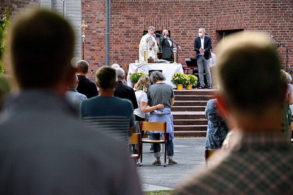 Clérigos católicos alemanes desafían al Vaticano y y bendicen a parejas gay