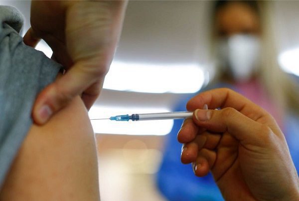 Por error, joven recibe seis dosis de la vacuna antiCovid de Pfizer