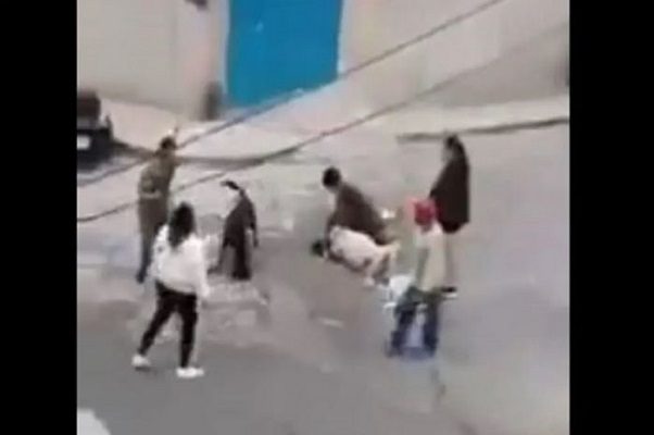 Graban en #VIDEO pelea entre familias a machetazos, en Naucalpan