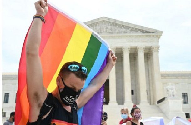 Gobierno de Biden ampara servicios de salud a comunidad a LGBT