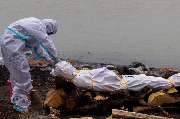 Corriente del río Ganges arrastra cadáveres de víctimas de Covid-19