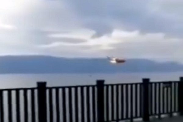 Se estrella helicóptero al recolectar agua para amainar incendio #VIDEO
