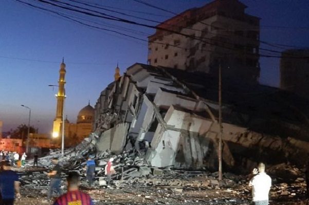 Tras bombardero, cae edificio de 13 pisos en Franja de Gaza #VIDEO
