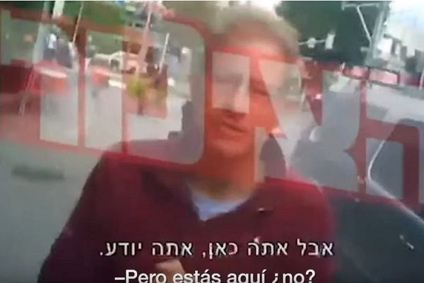 Andrés Roemer reaparece en Israel forcejeando con policías #VIDEO