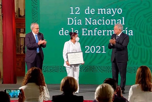 AMLO entrega reconocimientos por el Día de la Enfermera