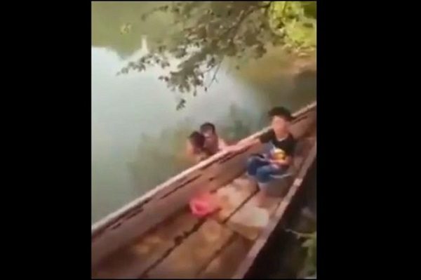 Exhiben a sujeto que se bañaba desnudo con niña en río de Tabasco #VIDEO