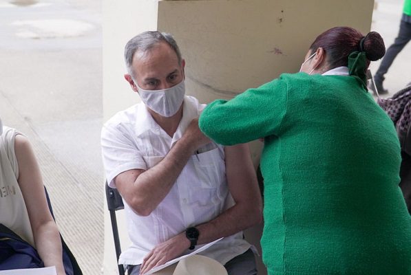 El subsecretario Hugo López-Gatell se vacuna contra el Covid-19
