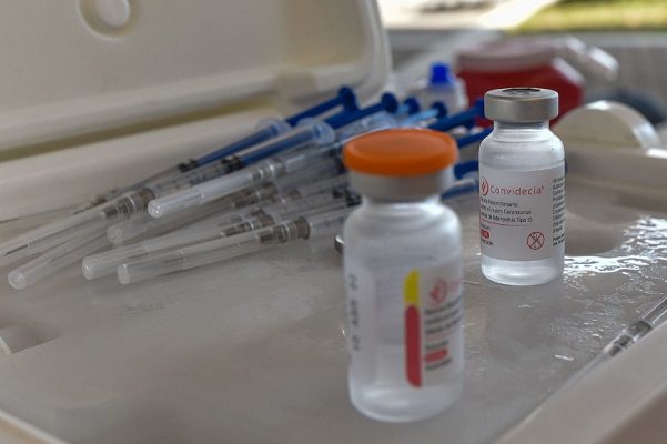 Retrasar segunda dosis de vacuna antiCovid podría disminuir muertes