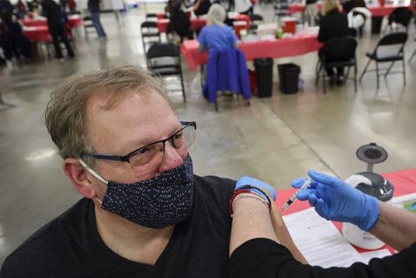 Ohio sorteará semanalmente 1 millón de dólares a personas que se vacunen