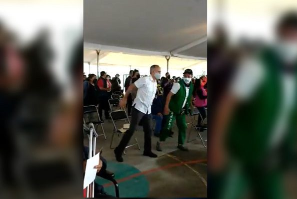 Pusieron a bailar a López-Gatell antes de ser vacunado #VIDEO
