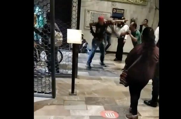 Sin intervención policiaca, sujetos pelean en Metro de CDMX #VIDEO