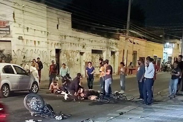 Policía atropella a ciclista en calles de Guadalajara #VIDEO