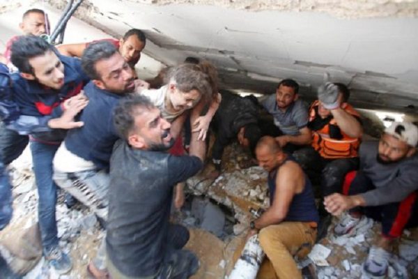 Ataque israelí mata a 33 personas y derriba edificios en Gaza