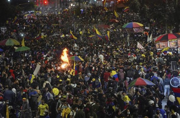 Al menos 10 mil personas protestaron contra el gobierno de Colombia #VIDEO