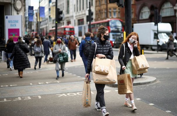 Reino Unido levanta casi todas sus restricciones impuestas por el Covid-19