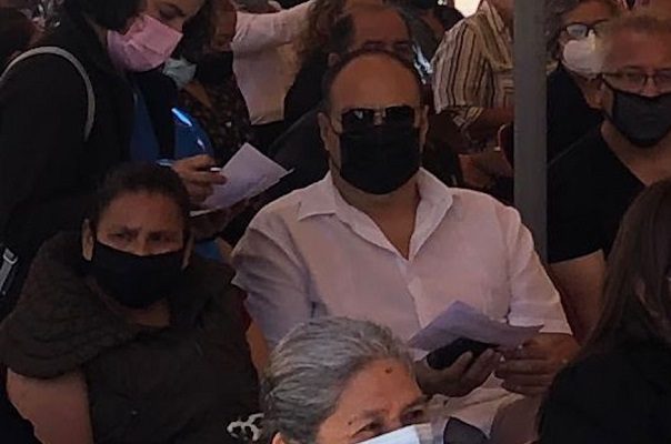 Funcionario del INE aprovecha su cargo para vacunarse, en Tijuana