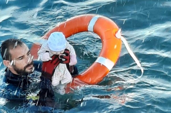Guardia Civil de España se hace viral tras rescatar a bebé migrante