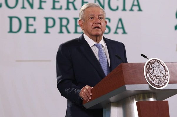 AMLO muestra supuestos contratos del INE y el TEPJF con medios opositores
