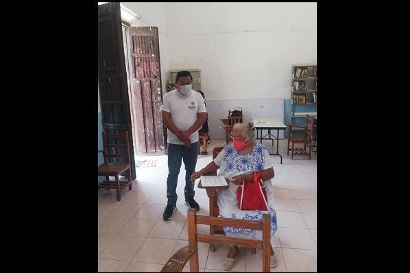 Abuelita de Yucatán logra terminar la primaria a los 71 años