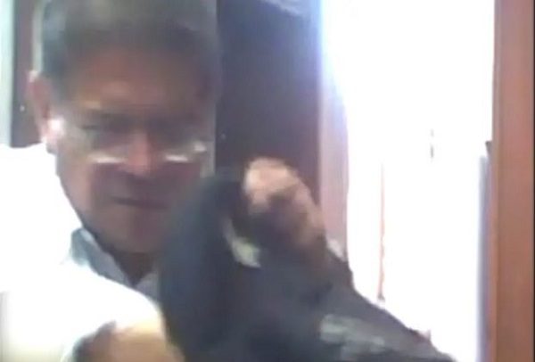Candidato de Nayarit es captado en #VIDEO recibiendo fallos de billetes