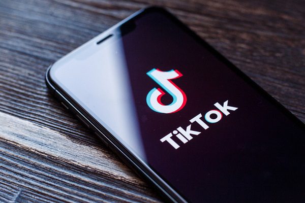 Fundador de matriz de TikTok renuncia como CEO