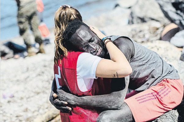 El abrazo de una voluntaria a un migrante en España conmueve a la redes