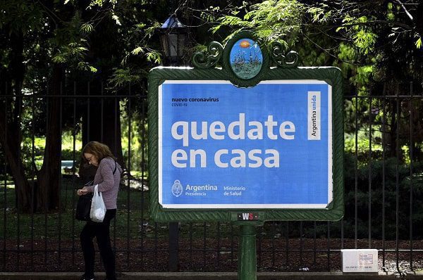 Ante alza de contagios y muertes, Argentina inicia estricto confinamiento