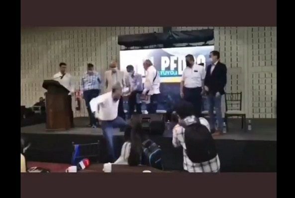 Se viraliza caída de Marko Cortés durante evento #VIDEO