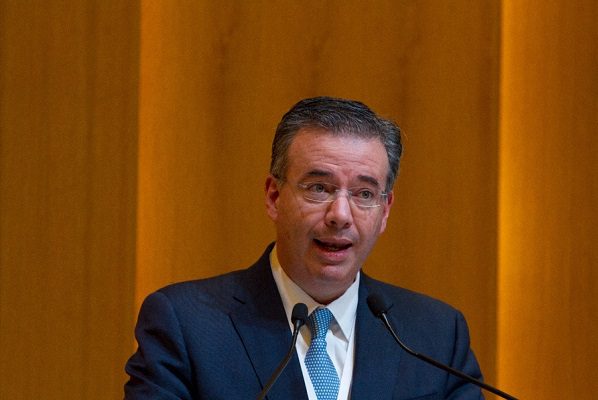 AMLO asegura que en Banxico "no puede seguir Díaz de León"