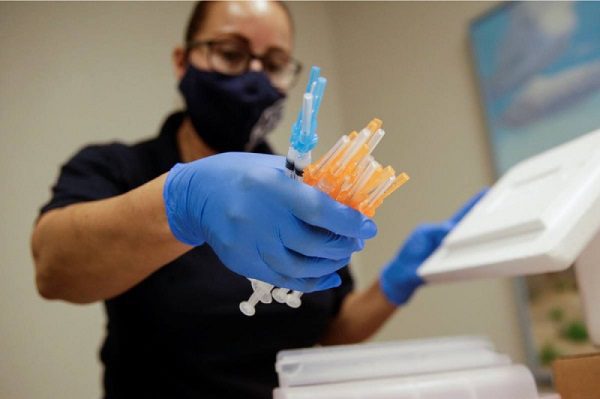Laredo, Texas, ofrece vacunas antiCovid gratuitas a mexicanos