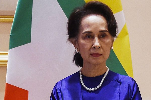 Comparece en persona ante la Justicia la ex líder birmana Suu Kyi