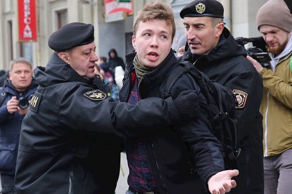 Bielorrusia obliga a aterrizaje de avión para detener a periodista opositor