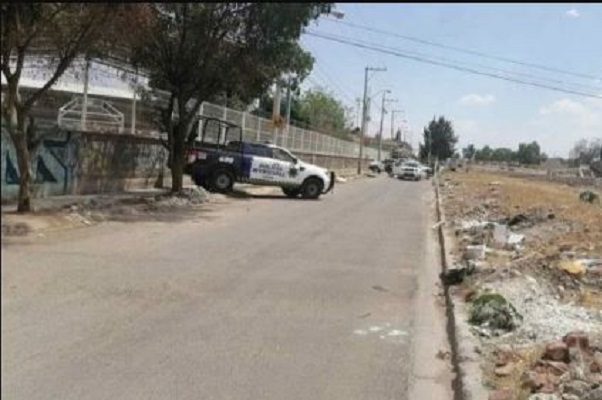 Con diez disparos, asesinan a mujer frente a primaria en León