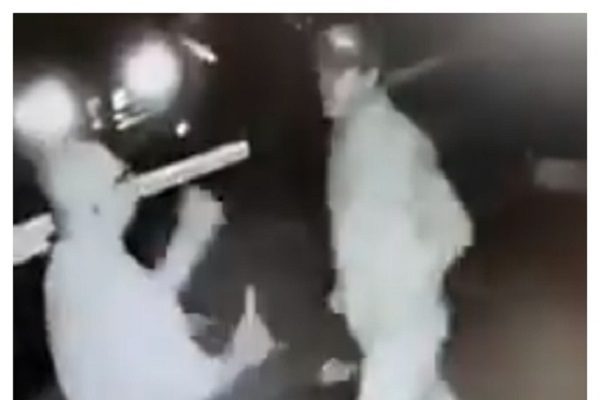 Golpean brutalmente a adulto mayor en calles de NL #VIDEO