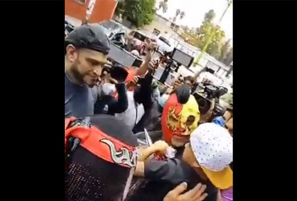 Luchadores visitan a niño agredido por "El Vikingo" #VIDEO
