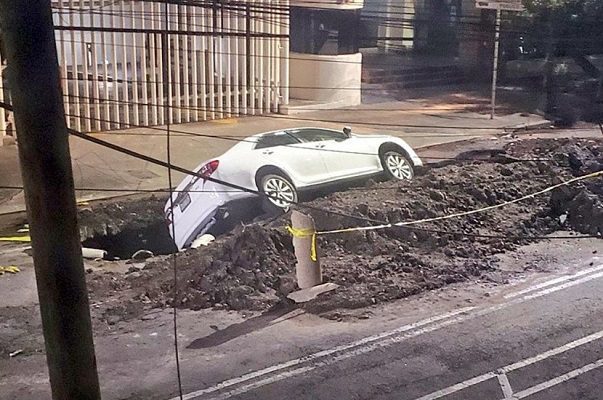 Enorme socavón "se traga" auto en la Benito Juárez