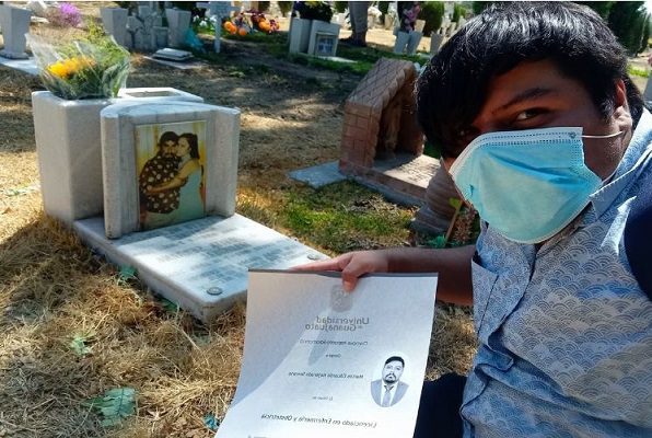Joven cumple promesa a sus padres muertos de conseguir título universitario