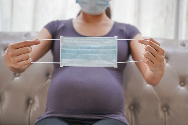 Sin información para recomendar vacunar a embarazadas, insiste la OMS