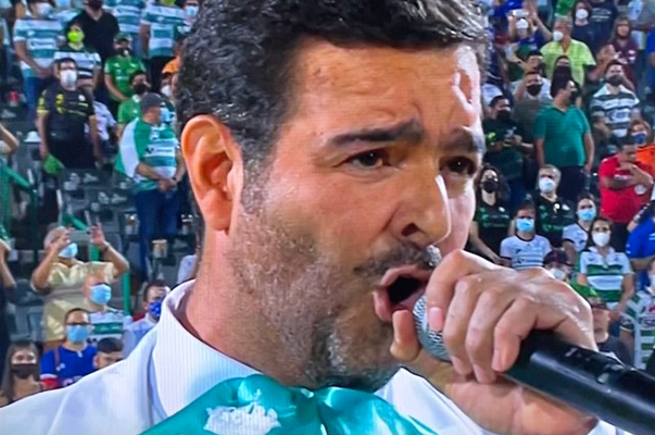 Tunden en redes a Pablo Montero por equivocarse en el Himno Nacional #VIDEO