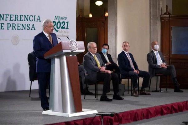 Empresas hacían "jugosos negocios" con medicamentos, acusa AMLO